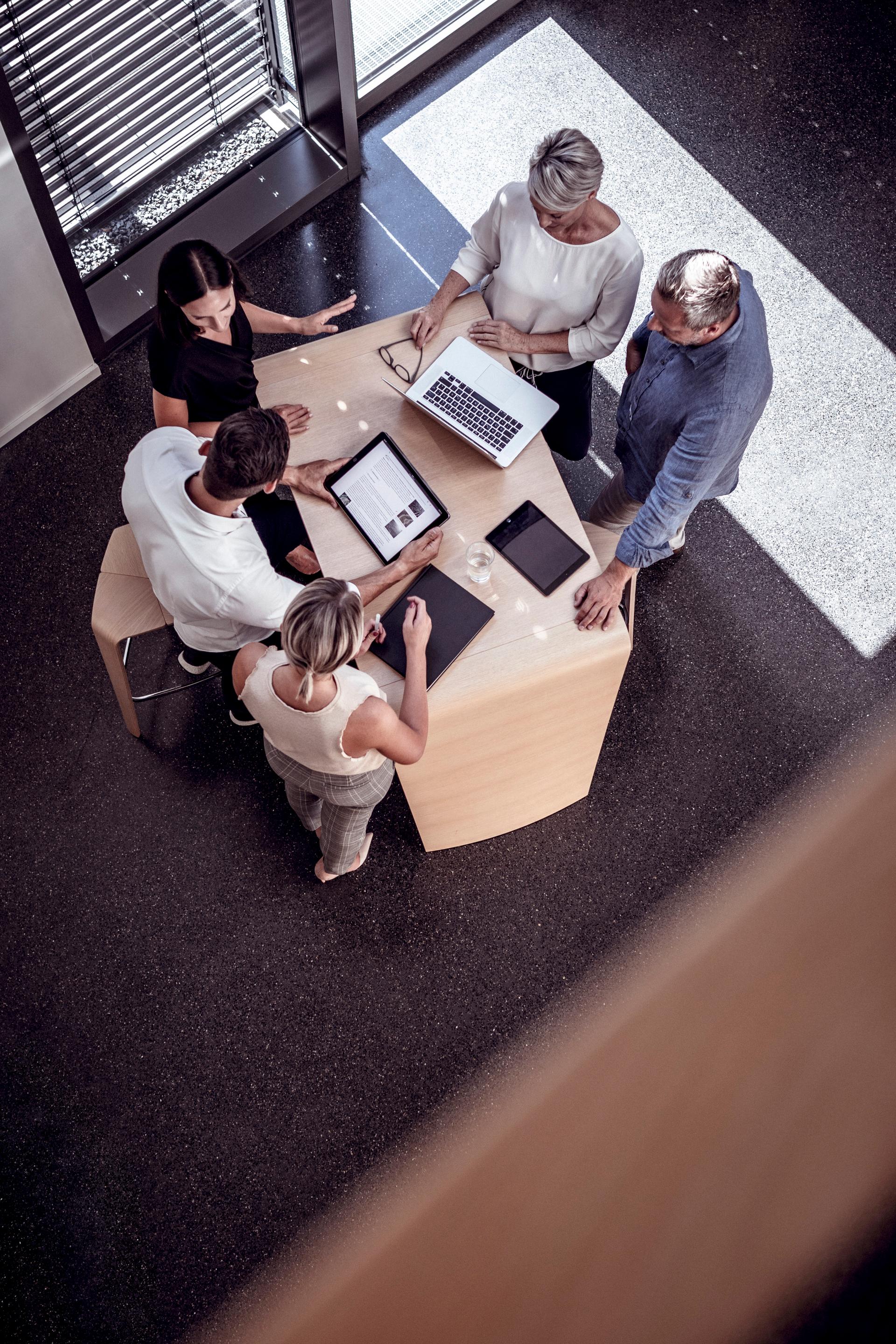 Audio simplificado y control total de la sala