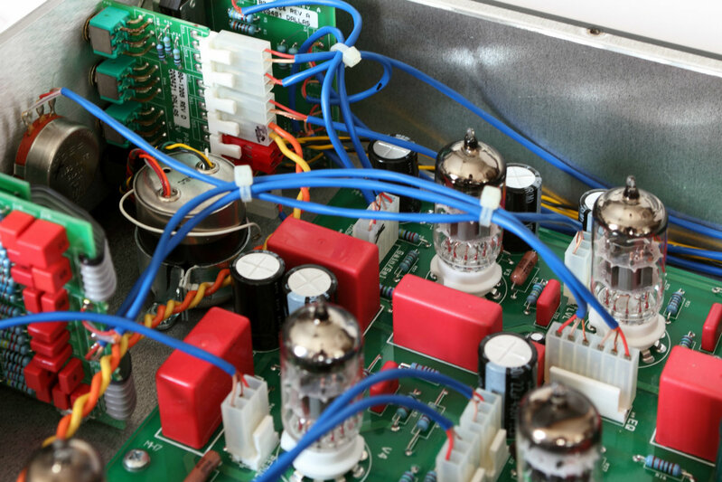 405-tube-preamp-inside_1200x800f96a.jpg 