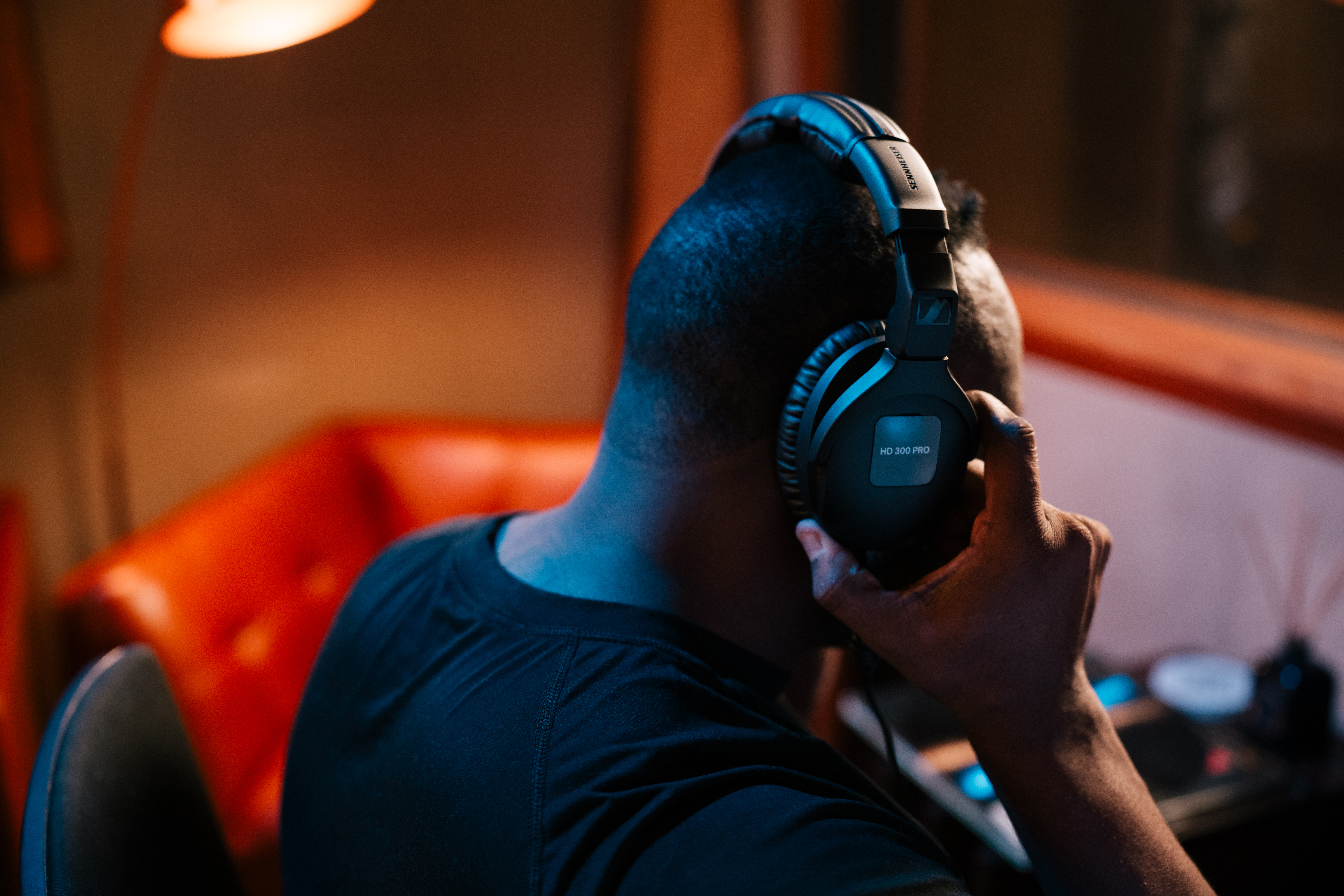 HD_Headphones_Series_HD_300_Pro_In_Use_04.jpg