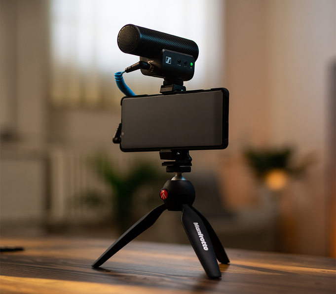 Sennheiser MKE 400 - - Highly directional on-camera shotgun microphone